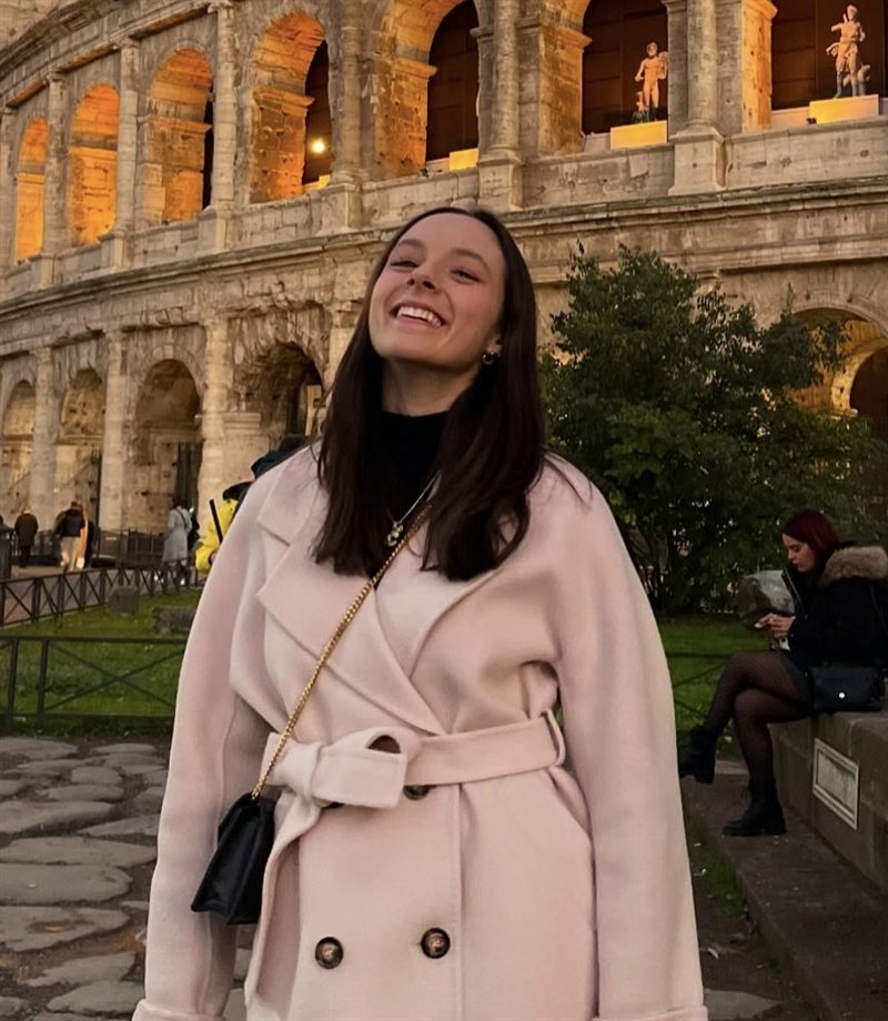 Chiara sorride davanti al Colosseo